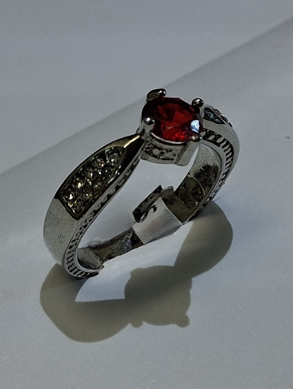 Individual ruby centered ring. - Picture 14 of 16